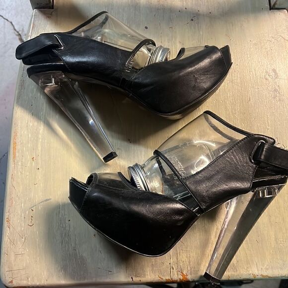 Size 38 (7.5) Guess Clear + Black Platform - Picture 2 of 5